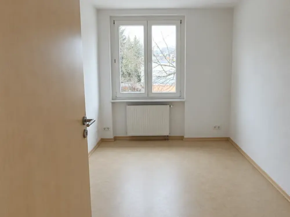 Helle 4-Zimmer-Altbauwohnung mit Tageslichtbad und Gäste-WC in Dresden-Zschertnitz