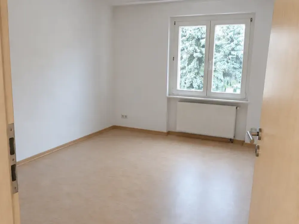Helle 4-Zimmer-Altbauwohnung mit Tageslichtbad und Gäste-WC in Dresden-Zschertnitz