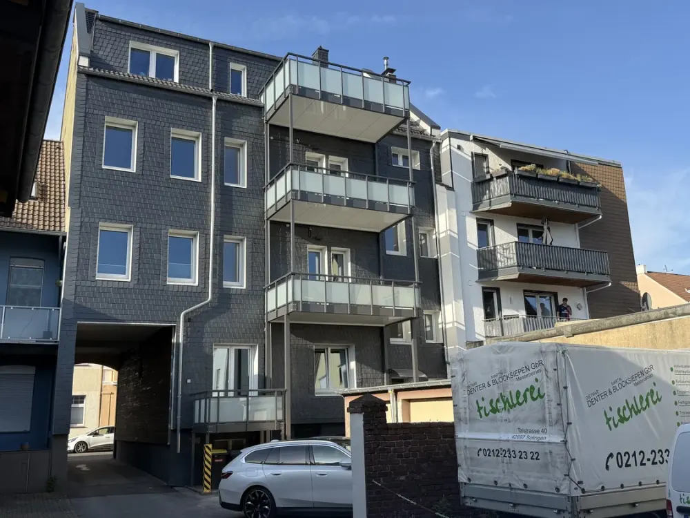 TOP Lage, moderne Einbauküche & Technik, 3 Zi. mit Balkon, Fußbodenheizung mit Wärmepumpe