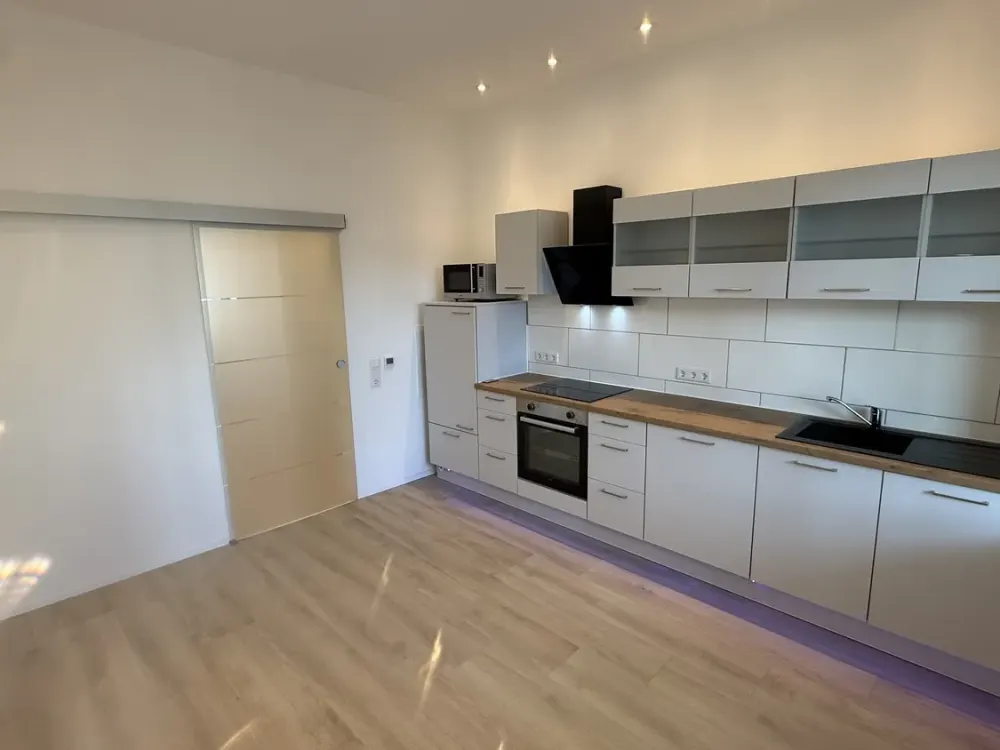 TOP Lage, moderne Einbauküche & Technik, 3 Zi. mit Balkon, Fußbodenheizung mit Wärmepumpe