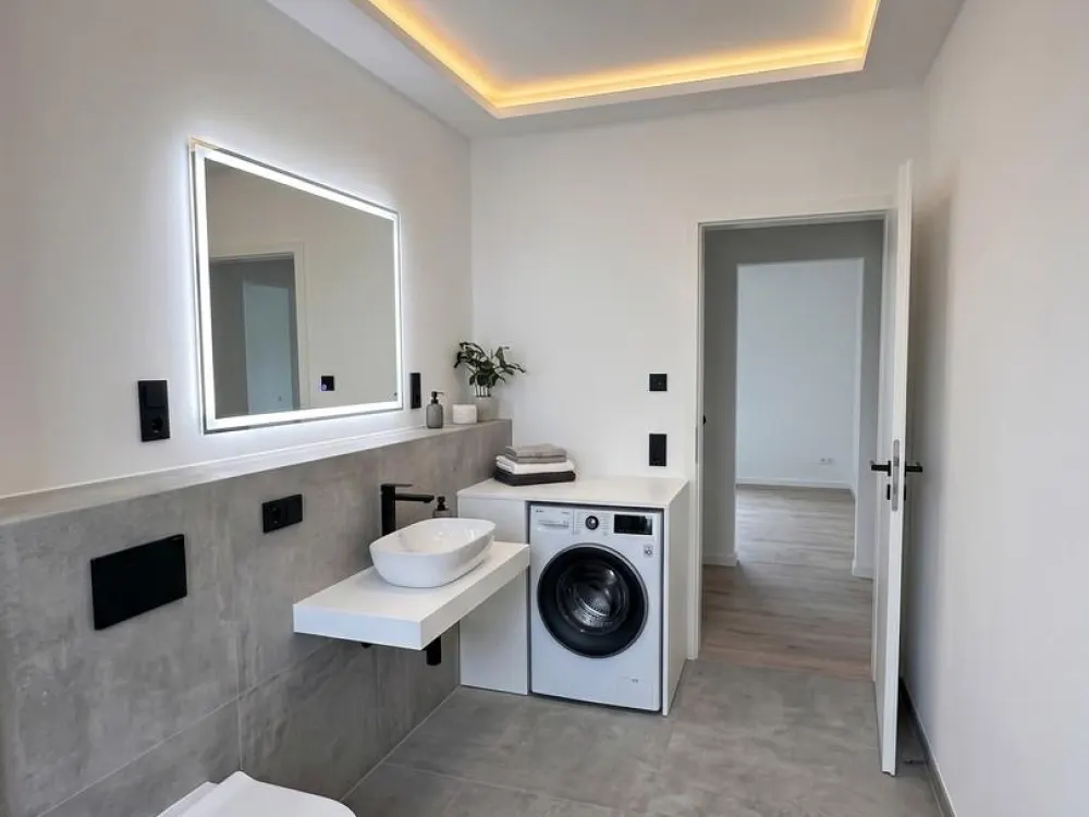 NEUBAU-Erstbezug: 2 Zimmer-Wohnung mit KLIMAANLAGE, EBK, Kamin & Balkon in Berlin-Spandau