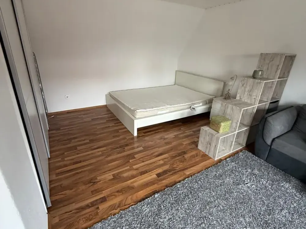 Frisch renovierte Wohnung für ein Paar, komplett möbliert und direkt bezugsfertig