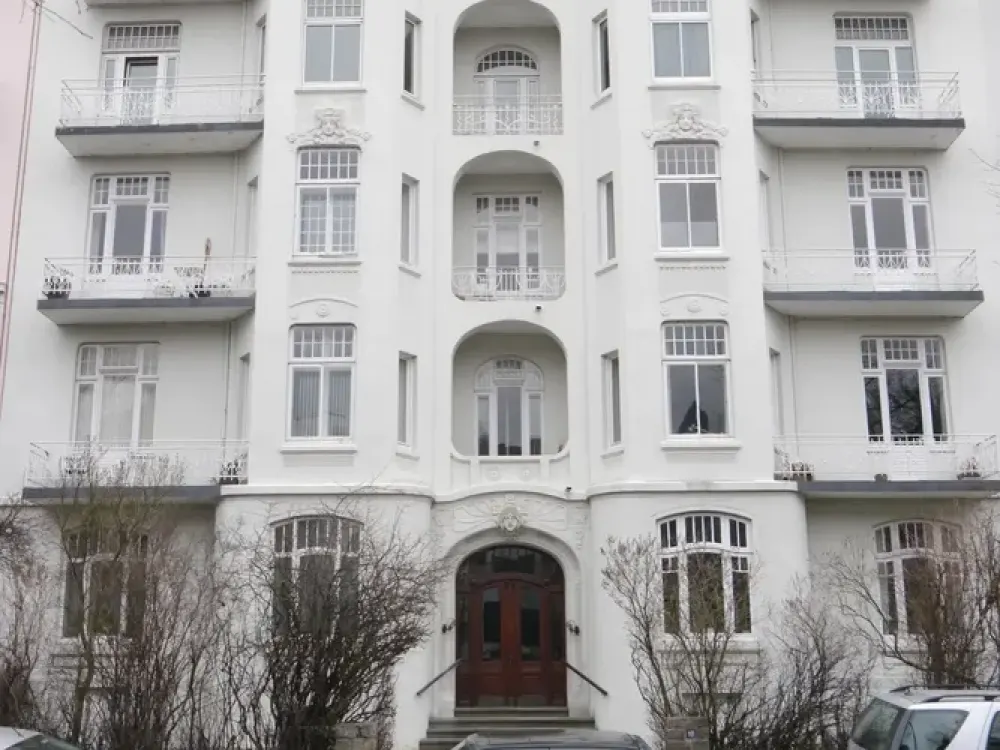 8-Zimmer-Altbau in Winterhude: Nur als Wohnbüro bzw. -praxis bzw. -atelier. Wohgemeinschaft möglich.