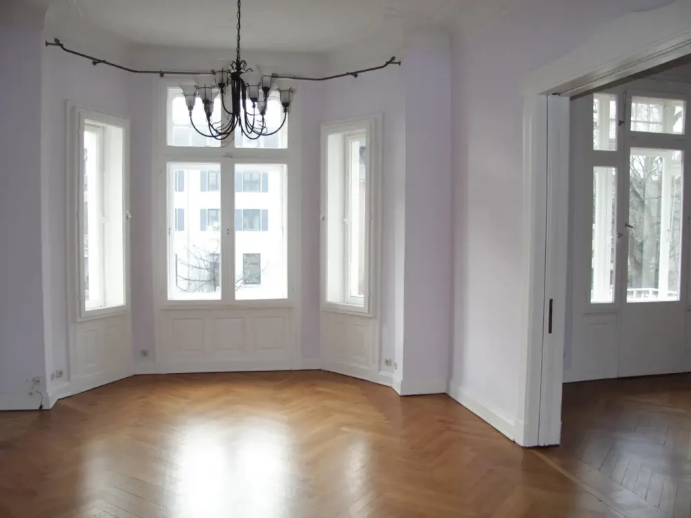 8-Zimmer-Altbau in Winterhude: Nur als Wohnbüro bzw. -praxis bzw. -atelier. Wohgemeinschaft möglich.