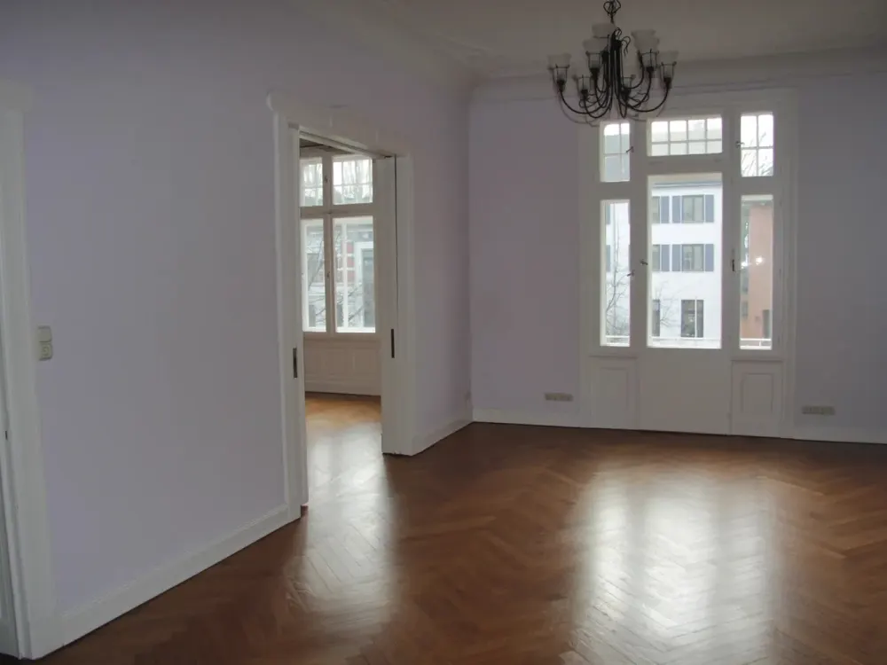 8-Zimmer-Altbau in Winterhude: Nur als Wohnbüro bzw. -praxis bzw. -atelier. Wohgemeinschaft möglich.