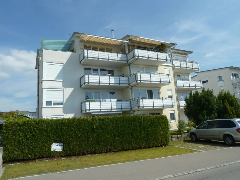 Vollmöblierte gepflegte Wohnung mit 1,5 Zimmern sowie Balkon und EBK zur vorübergehenden Vermietung in Friedrichshafen