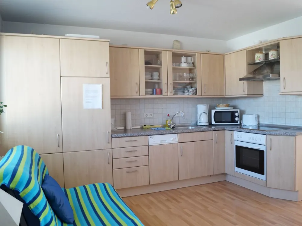 Vollmöblierte gepflegte Wohnung mit 1,5 Zimmern sowie Balkon und EBK zur vorübergehenden Vermietung in Friedrichshafen