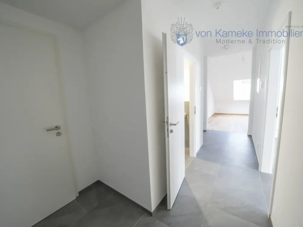 Exklusive 2,5-Zi.-Neubauwohnung (KfW 55), barrierefrei, Balkon, Aufzug & TG-Stellplatz