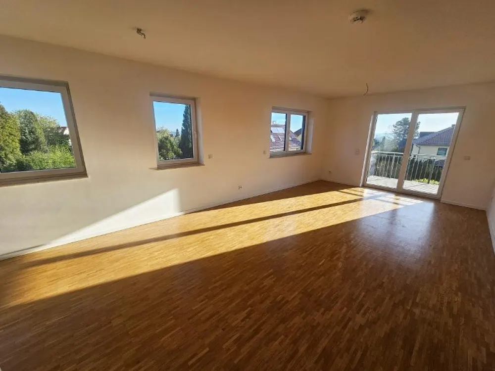 Komfortwohnen in Pesterwitz: Familienwohnung mit großem Balkon, 2 Bädern, Lift & TG