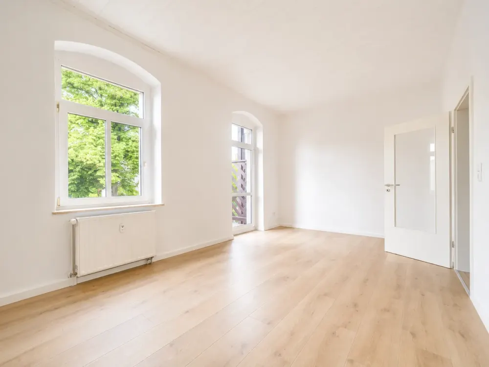 Frisch renovierte 2-RW im 1. OG* sonniger Balkon* Bad mit Dusche* Keller* zentrale Lage* PKW-SP*