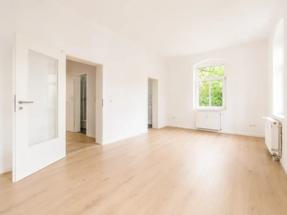 Frisch renovierte 2-RW im 1. OG* sonniger Balkon* Bad mit Dusche* Keller* zentrale Lage* PKW-SP*