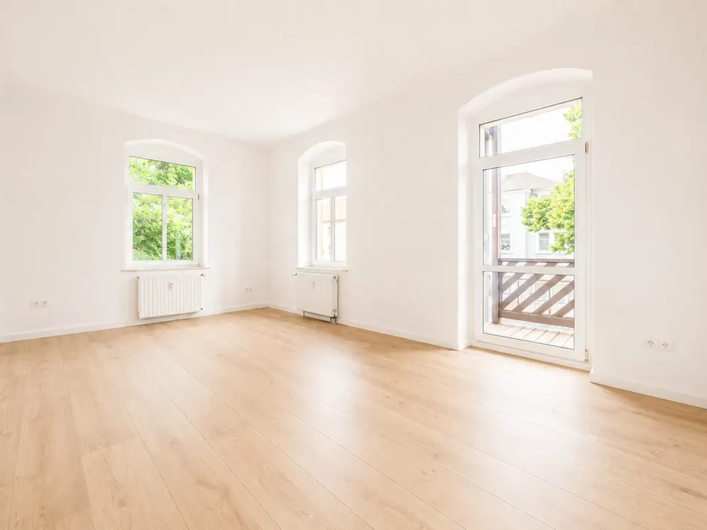 Frisch renovierte 2-RW im 1. OG* sonniger Balkon* Bad mit Dusche* Keller* zentrale Lage* PKW-SP*