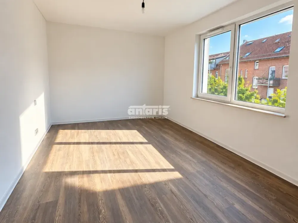 antaris Immobilien GmbH Your New Home: Modern 4-Room Apartment with Large Balcony