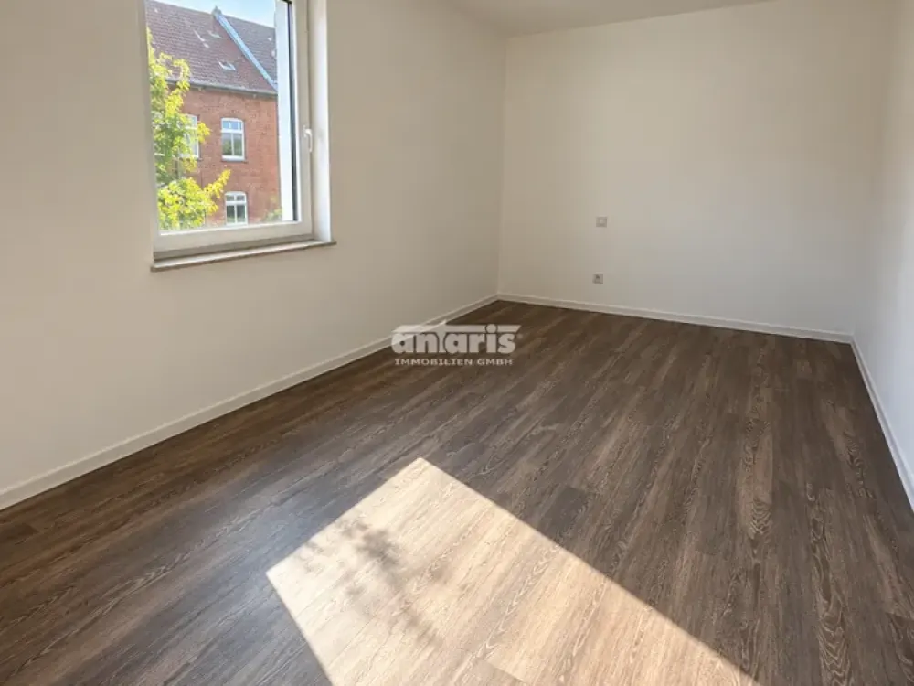 antaris Immobilien GmbH Your New Home: Modern 4-Room Apartment with Large Balcony
