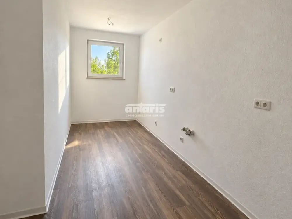 antaris Immobilien GmbH Your New Home: Modern 4-Room Apartment with Large Balcony