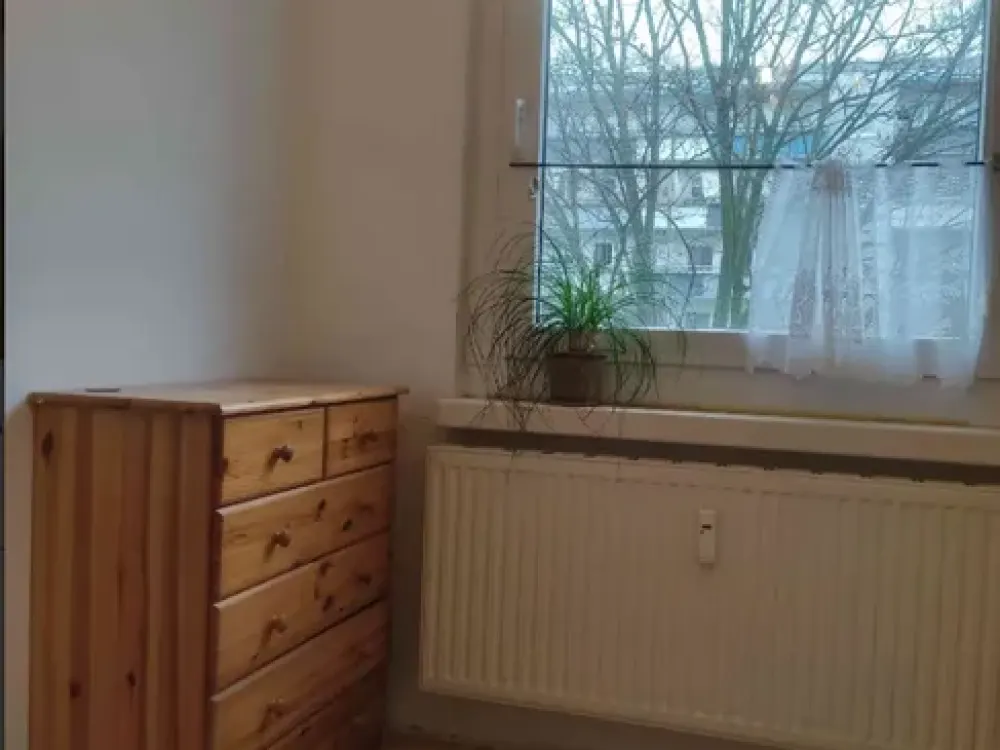 Drei Zimmer mit Balkon: Helle Wohnung in Cotta