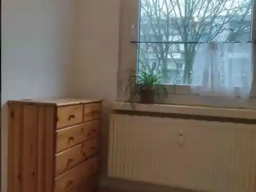 Drei Zimmer mit Balkon: Helle Wohnung in Cotta