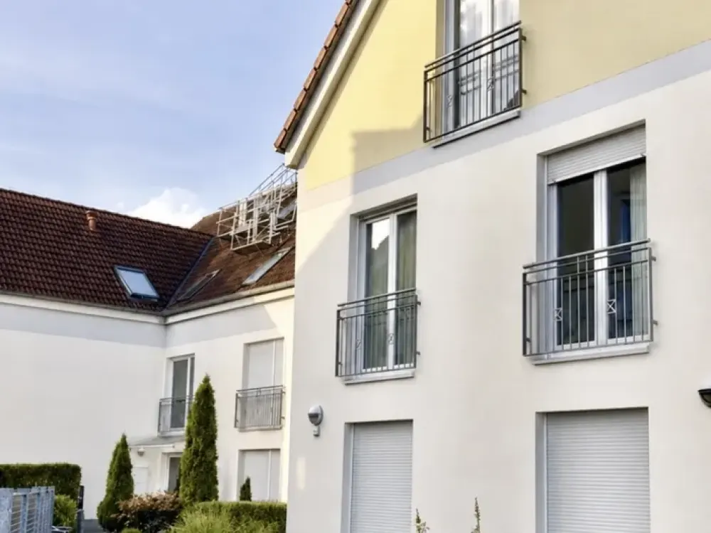 Helle 3-Zimmer-Wohnung mit großem Balkon, Aufzug, Einbauküche und Carport