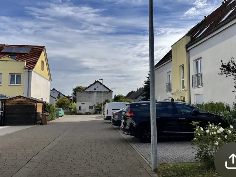 Helle 3-Zimmer-Wohnung mit großem Balkon, Aufzug, Einbauküche und Carport