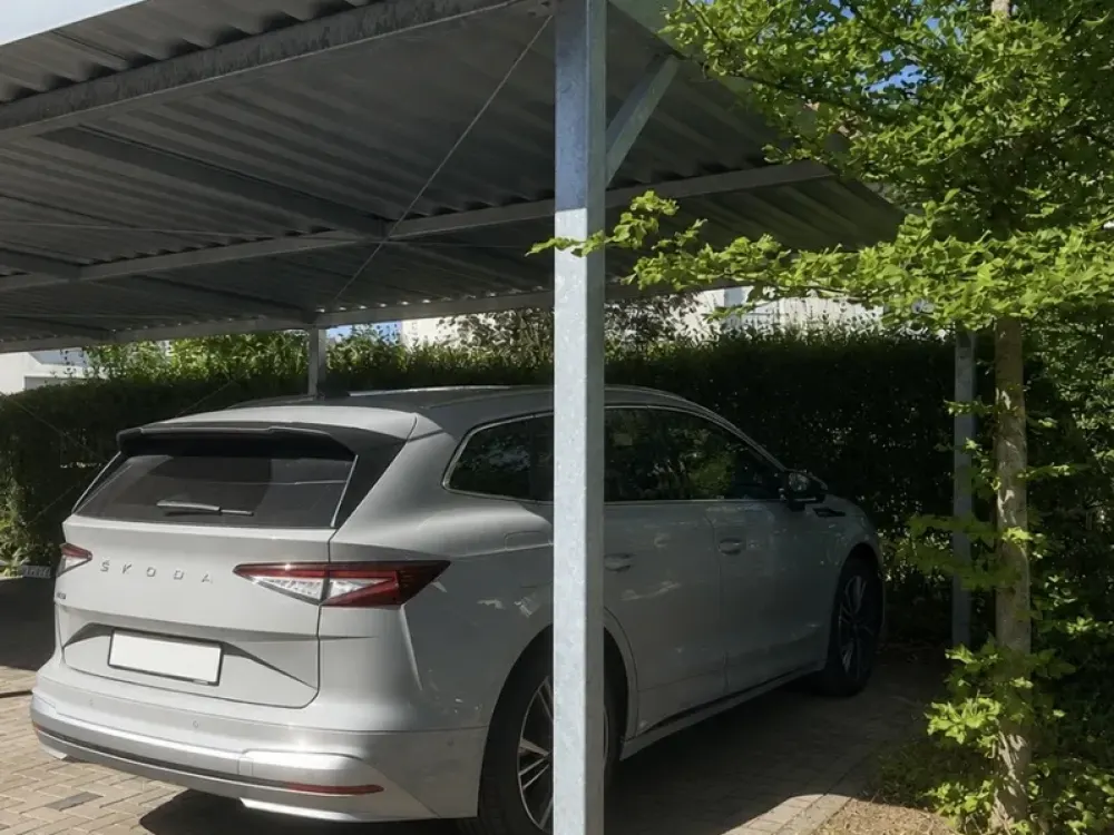 Helle 3-Zimmer-Wohnung mit großem Balkon, Aufzug, Einbauküche und Carport