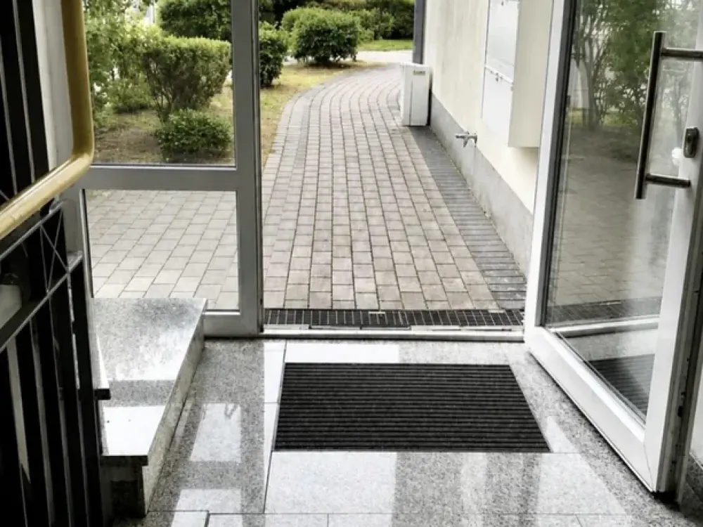 Helle 3-Zimmer-Wohnung mit großem Balkon, Aufzug, Einbauküche und Carport