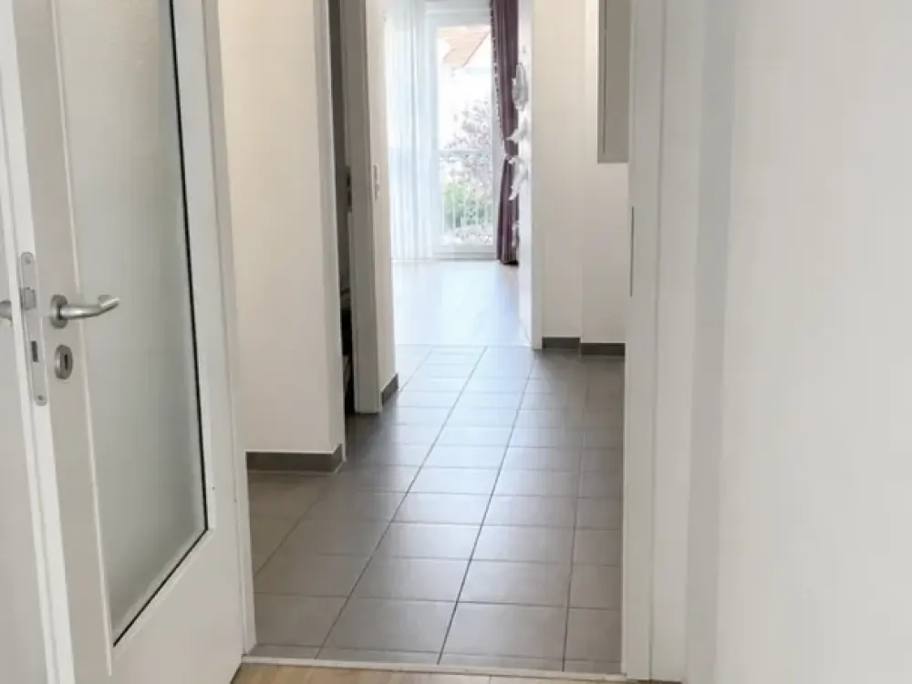Helle 3-Zimmer-Wohnung mit großem Balkon, Aufzug, Einbauküche und Carport