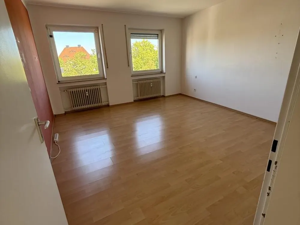 3-Zimmer-Wohnung im 4. OG mit Aufzug, mit Raum für eigene Ideen in zentraler Lage von Nürnberg