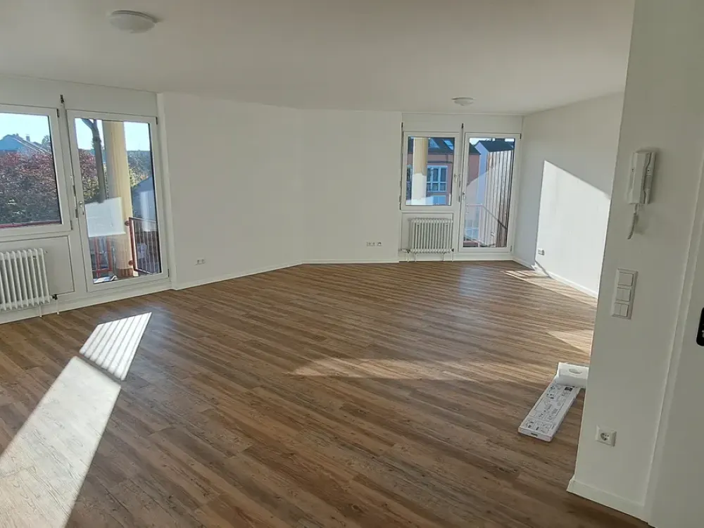 Helle, modern renovierte 2,5-Zimmerwohnung im 1. OG, 2 Balkone, Stellplatz, neu