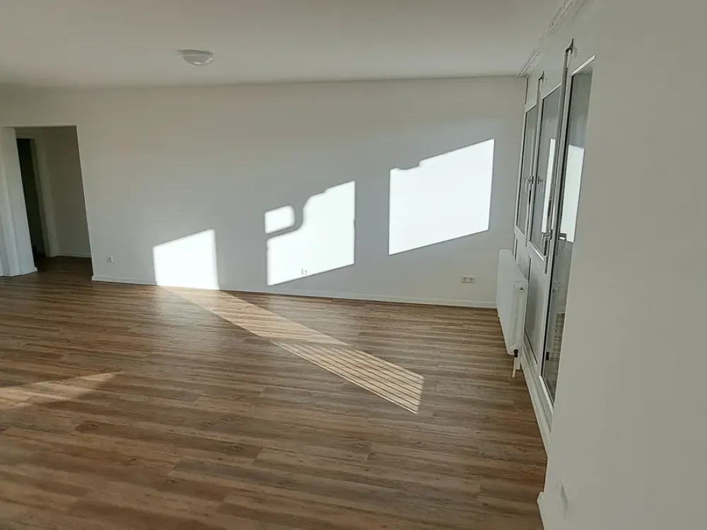Helle, modern renovierte 2,5-Zimmerwohnung im 1. OG, 2 Balkone, Stellplatz, neu