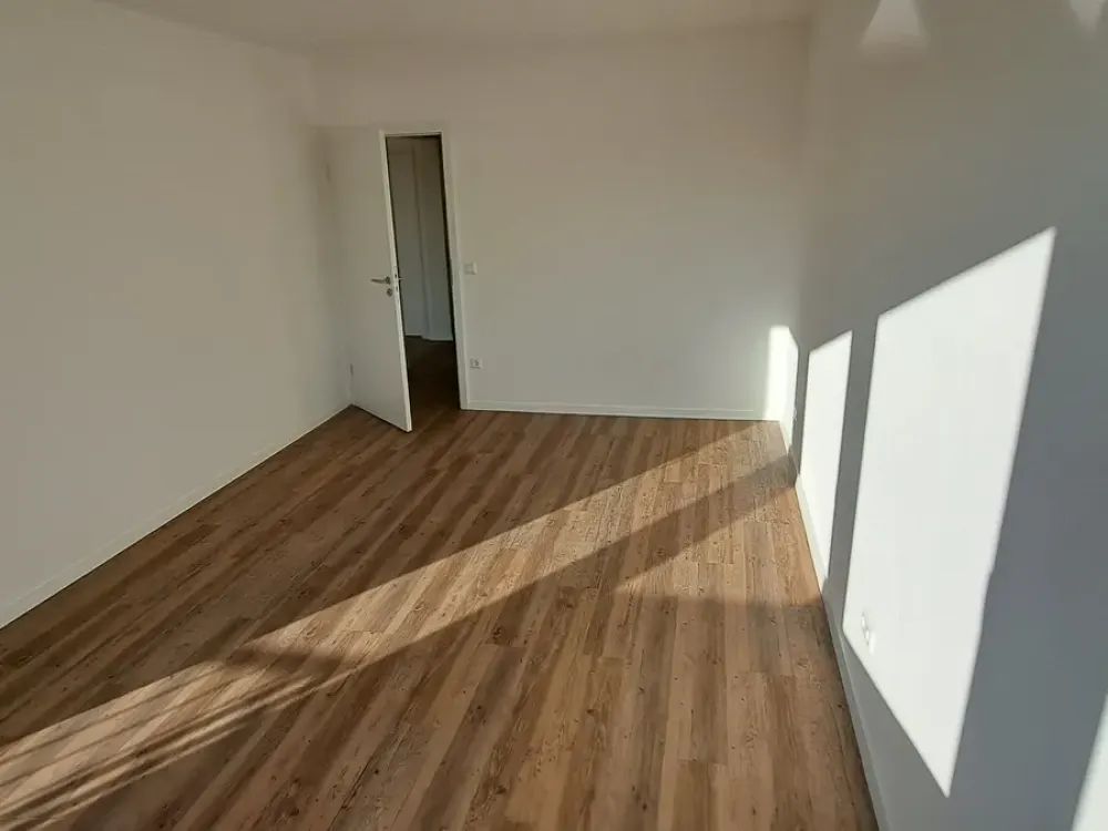 Helle, modern renovierte 2,5-Zimmerwohnung im 1. OG, 2 Balkone, Stellplatz, neu
