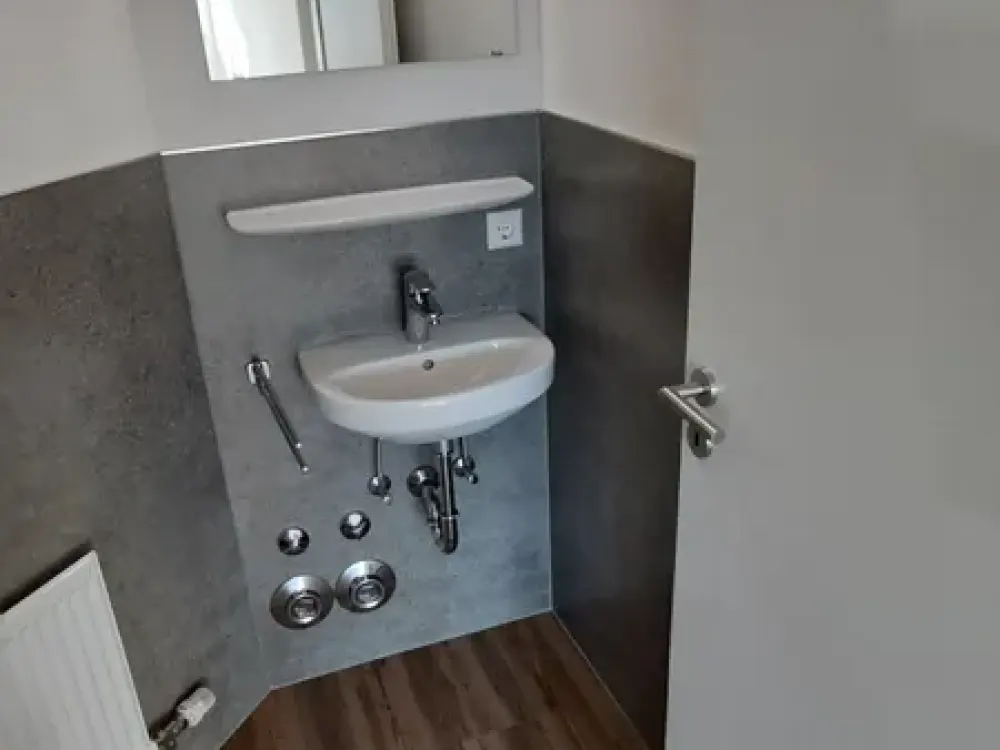 Helle, modern renovierte 2,5-Zimmerwohnung im 1. OG, 2 Balkone, Stellplatz, neu