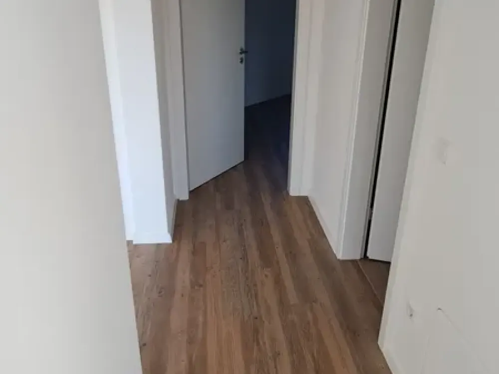 Helle, modern renovierte 2,5-Zimmerwohnung im 1. OG, 2 Balkone, Stellplatz, neu