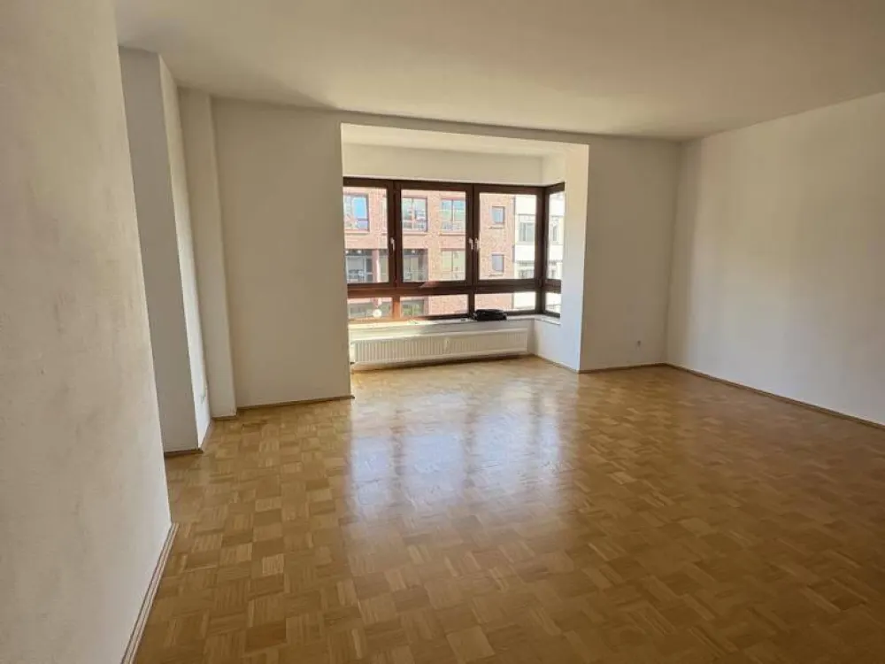 2-Room Apartment Available in Hannover Mitte: Parquet Flooring and Shower Bath!