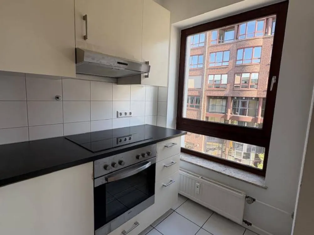 2-Room Apartment Available in Hannover Mitte: Parquet Flooring and Shower Bath!