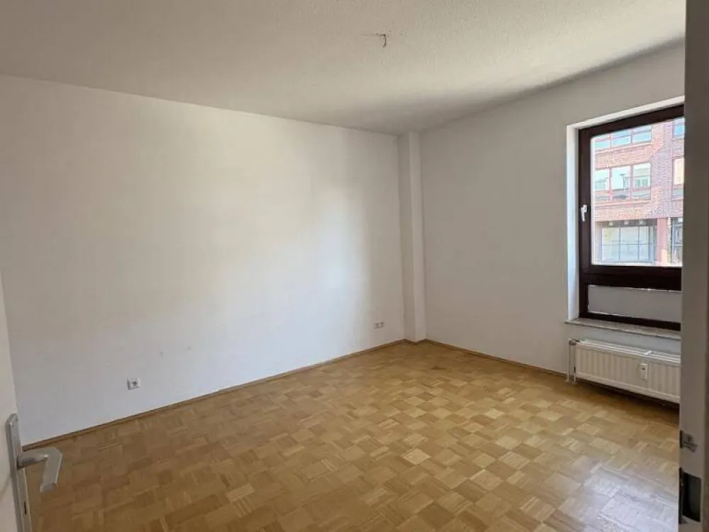 2-Room Apartment Available in Hannover Mitte: Parquet Flooring and Shower Bath!