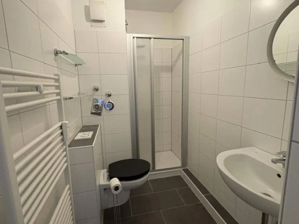 2-Room Apartment Available in Hannover Mitte: Parquet Flooring and Shower Bath!