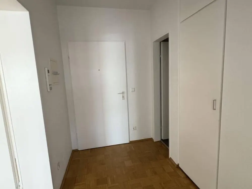 2-Room Apartment Available in Hannover Mitte: Parquet Flooring and Shower Bath!