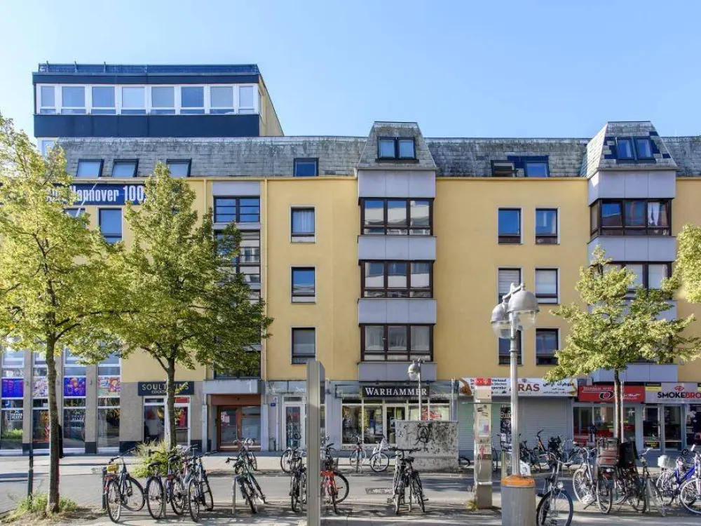 2-Room Apartment Available in Hannover Mitte: Parquet Flooring and Shower Bath!