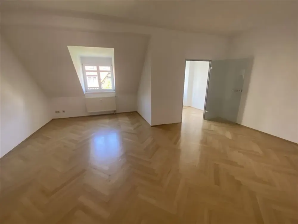 Gohlis* great 2.5-room attic apartment * parquet * bathroom with tub + shower * * elevator * fitted kitchen * built-in wardrobes