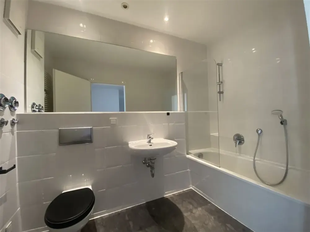 Gohlis* great 2.5-room attic apartment * parquet * bathroom with tub + shower * * elevator * fitted kitchen * built-in wardrobes
