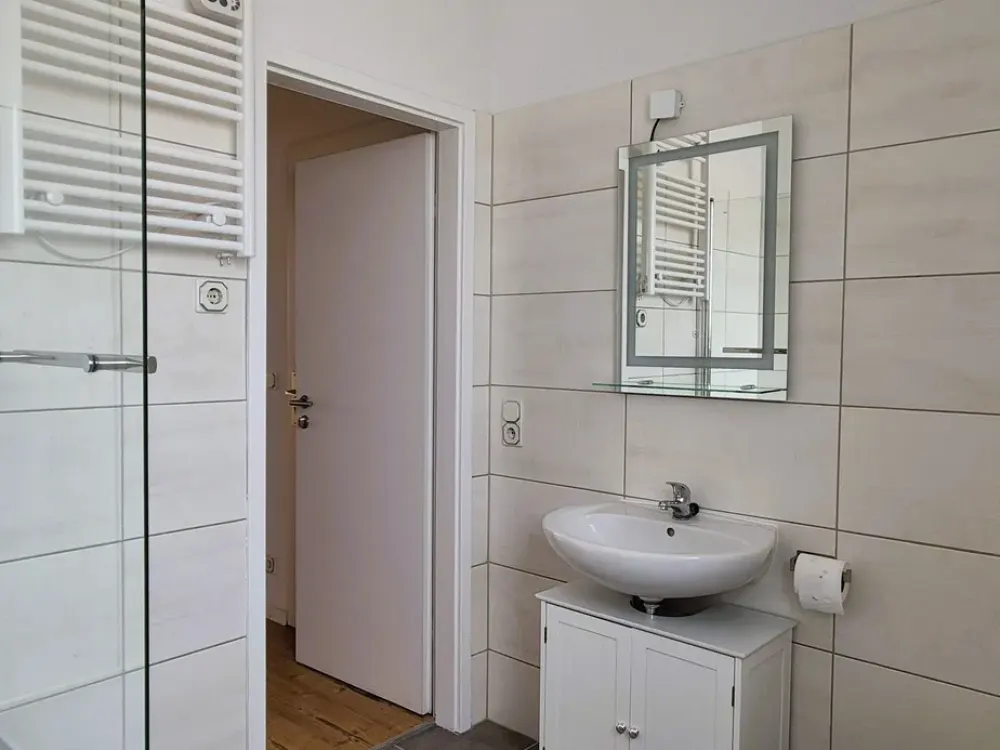 Helle 2-Zimmer-Altbauwohnung mit Balkon & Einbauküche in Pankow