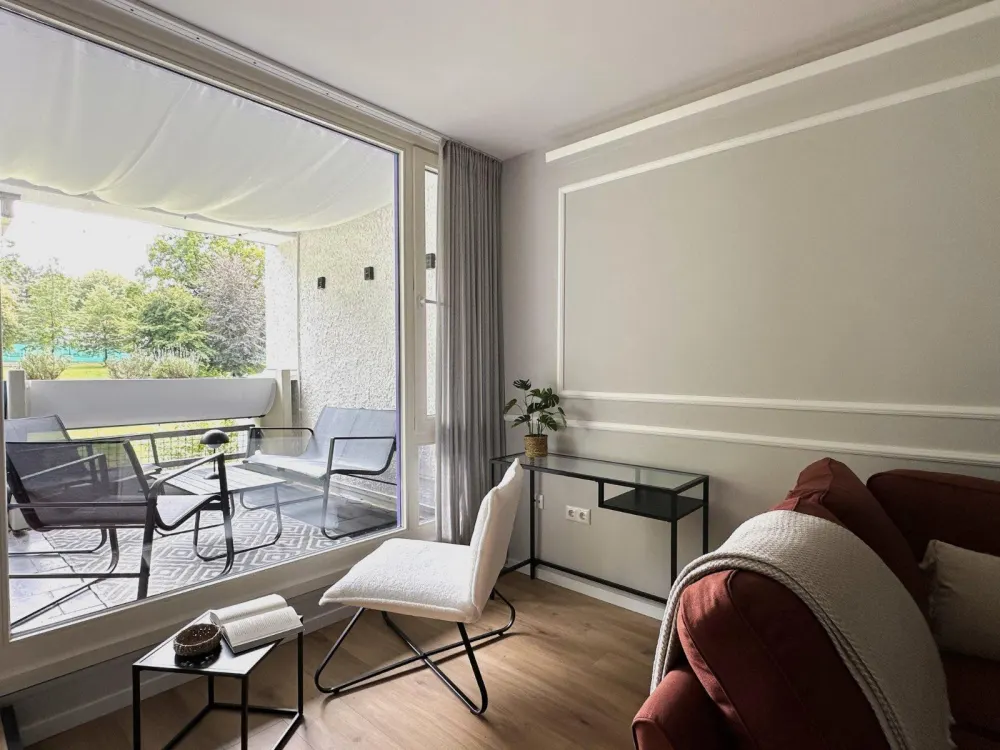 Stylishly Furnished 2-Room Apartment, Newly Renovated