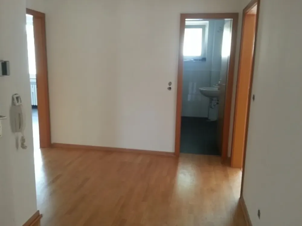 Renovierte: 2-Zi Wohnung - Am Wehrhahn, Balkon, Aufzug - Küchenübernahme möglich