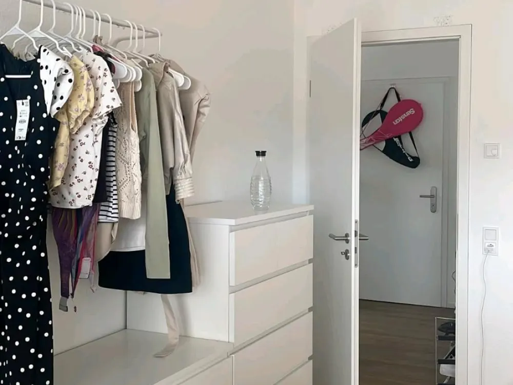 1 Zimmer in einer 2 Zimmerwohnung zur Untermiete bis Dezember.