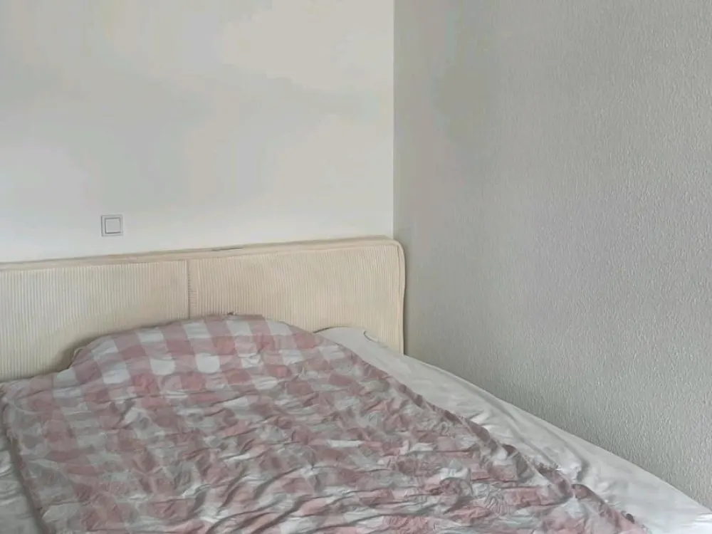 1 Zimmer in einer 2 Zimmerwohnung zur Untermiete bis Dezember.