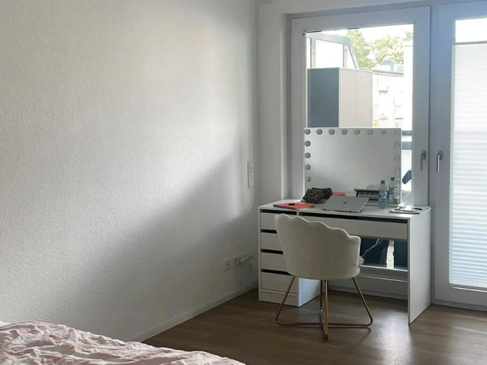 1 Zimmer in einer 2 Zimmerwohnung zur Untermiete bis Dezember.