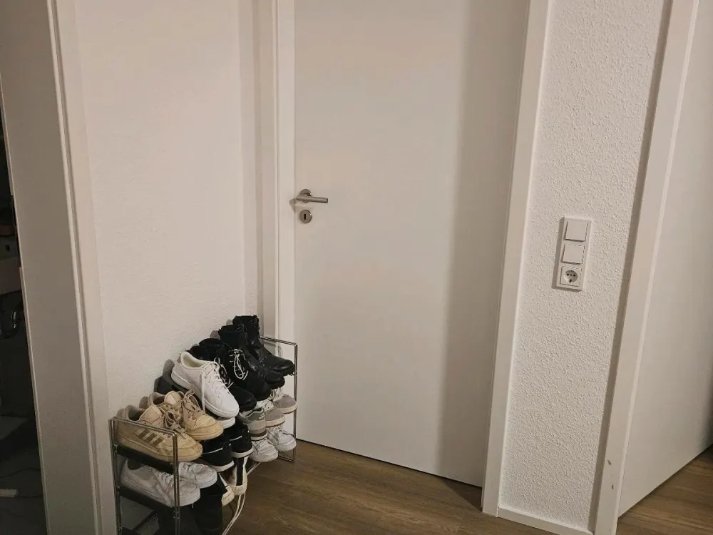 1 Zimmer in einer 2 Zimmerwohnung zur Untermiete bis Dezember.