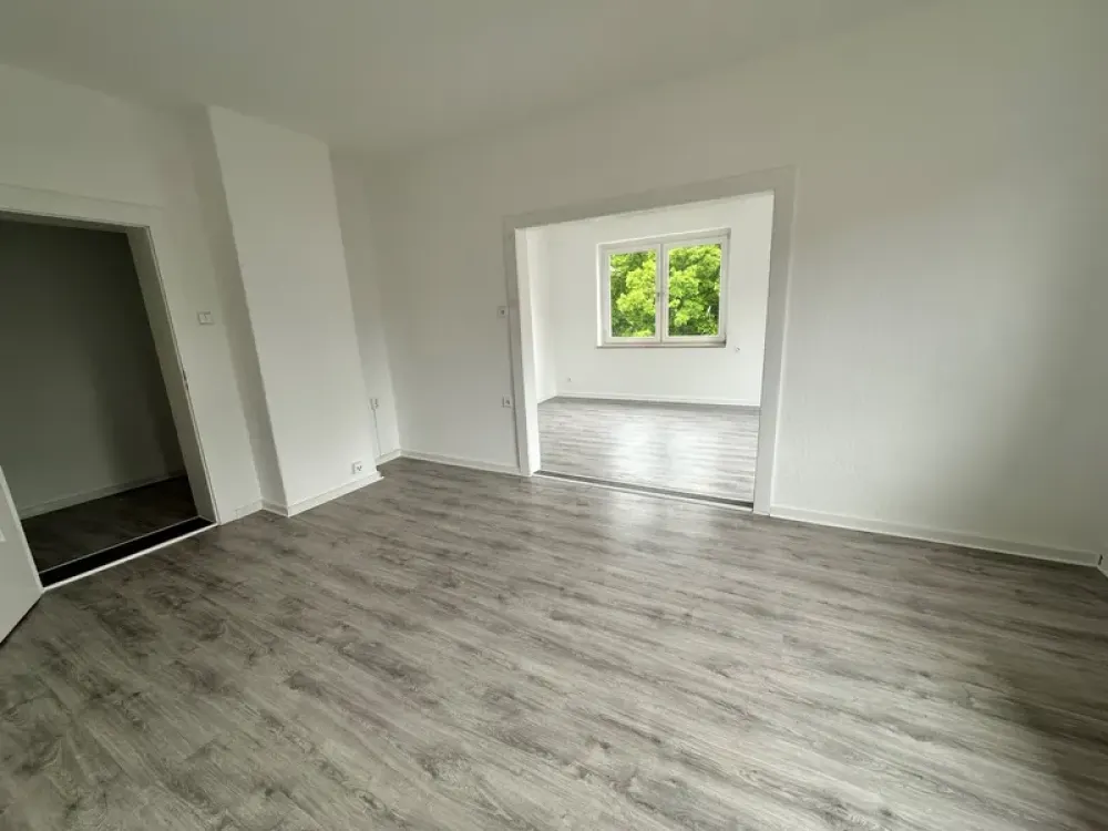 Bright apartment with vinyl flooring, bathroom with tub and window