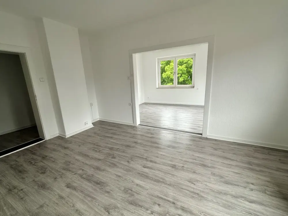 Bright apartment with vinyl flooring, bathroom with tub and window