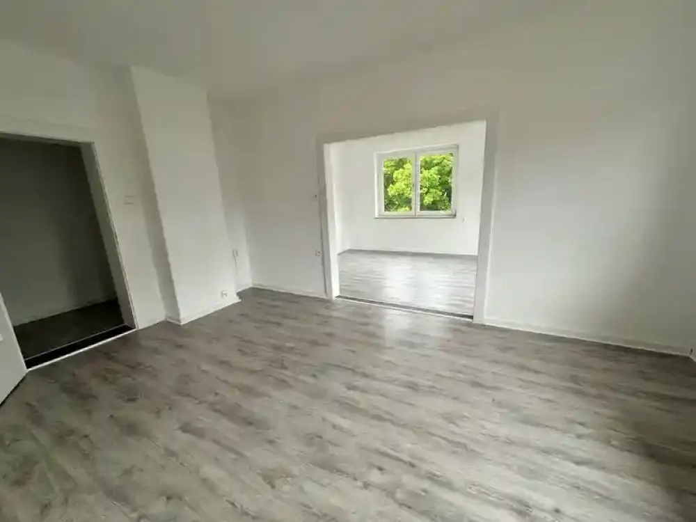 Bright apartment with vinyl flooring, bathroom with tub and window